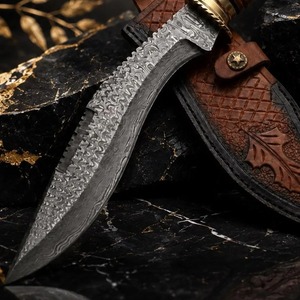 Cuchillo de caza hecho a mano de acero de Damasco con hoja de punta caída, mango de madera y hoja dentada en funda de cuero. - Product Image 5