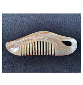Peine de Cuerno de Búfalo para Masaje Capilar, Peine de Estilismo en Forma de Corazón, Peine de Masaje para Cuero Cabelludo con Diseño Tallado - Product Image 6
