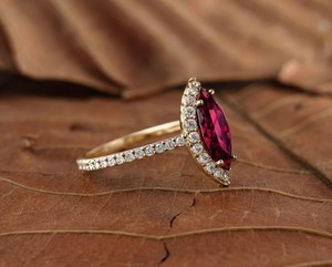 Anillos Clásicos de Oro Sólido de 10K con Halo de Rubí Rojo Clásico de 2CT con Corte Marquesa, Ideales para Bodas, Aniversarios y Fiestas - Product Image 6