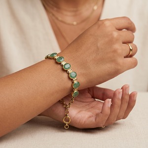 กำไลข้อมือเทนนิสอะเวนเจอรีนสีเขียวธรรมชาติ ชุบทอง ประดับพลอยรูปไข่แบบฝังขอบ ทำด้วยมือ ปรับขนาดได้ MOKU JEWELLERY สไตล์คริสเตียนทันสมัย - Product Image 5