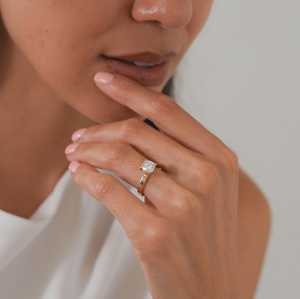 Bague de fiançailles solitaire en diamant de 2 carats, sertie à griffes, de laboratoire, ronde, fine et minimaliste, avec bande de 3 mm d'épaisseur, en or massif 14K 18K, bijoux raffinés - Product Image 2