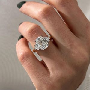 Bague à trois pierres de 4 carats, taille antique coussin allongé et taille ancienne mine coussin à trois pierres, monture en platine bicolore, certifiée IGI - Product Image 1