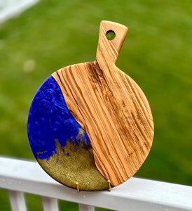 Planche à découper carrée en résine époxy et bois de haute qualité, logo personnalisé, résine bleue, écologique, passe au lave-vaisselle - Product Image 1