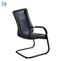 Chaise de conférence exécutive ergonomique moderne à dossier mi-haut en cuir, accoudoirs fixes, base en acier noir thermolaqué