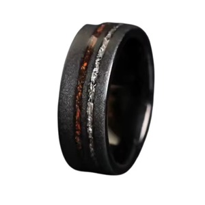 Anillo de Acero de Damasco con Incrustaciones de Madera de Barril de Whisky, Anillo de Boda para Hombre, Patrón Único de Vetas de Madera, Ajuste Cómodo, Joyería para Novio - Product Image 1