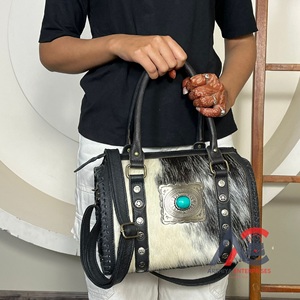Nuevas Bolsas de Viaje Personalizadas Hechas a Mano de Cuero Vacuno con Concho Turquesa, Bolso de Hombro Estilo Western para Mujer - Product Image 1