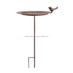 Bain d'oiseaux classique en métal pour jardin, patio, design élégant, base robuste, attirant les oiseaux, avec bassin de rétention d'eau. - Product Image 1