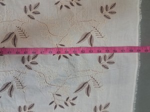 Tissu en coton blanc cassé en gros avec broderie de feuilles brunes et travail de cordon 3D pour vêtements de créateurs et décoration intérieure - Product Image 4
