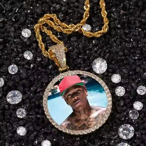 Pendentif Moissanite Personnalisé avec Cadre Diamanté en Argent Rhodié, Chaîne Corde Dorée au Design Élégant, Vente en Gros, Luxe pour Hommes et Femmes - Product Image 1