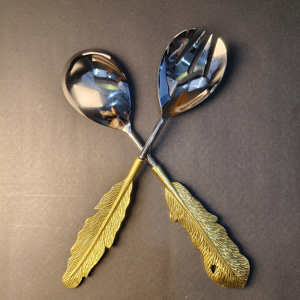 Elegantes Servidores de Ensalada de Acero Inoxidable Pulido de 2 Piezas con Detalles de Hoja Dorada, Mangos de Pluma, Tazones de Lujo Ecológicos - Product Image 5