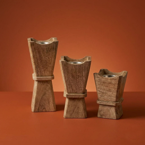 Ensemble de trois brûleurs d'encens coniques en bois modernes, avec des motifs sculptés en forme de pilier, différentes hauteurs et des coupelles métalliques intégrées. - Product Image 1
