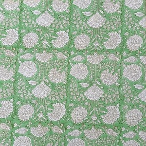 Nappe de table en coton de Noël, finition lisse de haute qualité, parfaite pour sublimer les décorations de table - Product Image 2