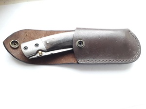 Cuchillo Plegable de Acero de Damasco de Grado Industrial Hecho a Mano con Mango de Cuerno de Carnero y Funda de Cuero para Acampar al Aire Libre - Product Image 5