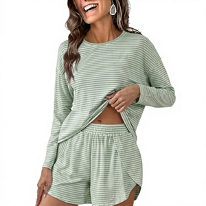 Conjunto de 2 piezas de ropa de dormir para mujer, informal, deportivo, camiseta corta y pantalones cortos, 100% algodón, suave, para estar en casa, con detalles acanalados, para primavera. - Product Image 3