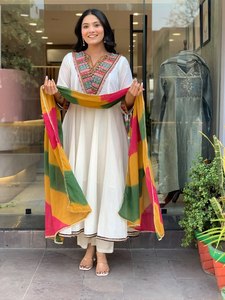 Ensemble Anarkali évasé pour femme Pryosha Enterprise, avec Kurta à col en fil patchwork et Dupatta Leheriya - Product Image 3