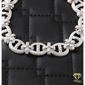 Elegante Brazalete Floral Infinito Elaborado con Piedras de Moissanita con Claridad VVS y Acabado en Oro Blanco, Diseño de Joyería de Lujo - Product Image 3
