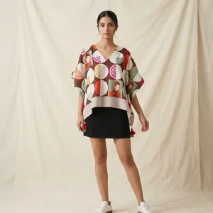Top estampado multicolor para mujer, cuello en V, manga ancha, ajuste holgado, patrón geométrico, dobladillo con borlas, Top informal a la moda, ropa de verano para el día a día - Product Image 1