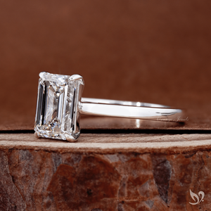 Superbe bague de fiançailles moderne en or blanc 10 carats avec diamant de laboratoire émeraude taille étagée de 2 carats, sertie en cathédrale, modèle solitaire - Product Image 3