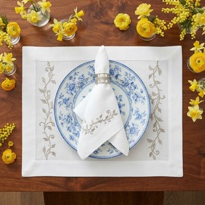 Ensemble élégant de sets de table et de serviettes en coton blanc avec broderie délicate de vigne pour une table raffinée - Product Image 1