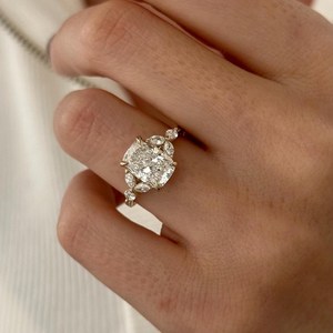 Bague en diamant de laboratoire allongé de 3 carats, inspirée de la nature, avec motif brindille et feuille, certifiée IGI - Product Image 1