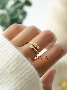 Anillo Artístico con Diamante Cultivado en Laboratorio en Forma de Pera, Joyería Contemporánea con Banda Abierta, Regalo de Aniversario de Bodas - Product Image 5