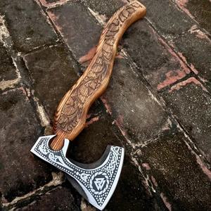 Hache Viking Industrielle Forgée à la Main avec Lame Gravée en Acier Carbone et Manche en Bois Sculpté – Cadeau Idéal pour le Camping, les Guerriers Médiévaux et Nordiques - Product Image 5