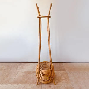 ราวแขวนเสื้อไม้แข็งแรงทนทาน ราคาแข่งขัน ผลิตด้วยมือ ชั้นวางเสื้อแบบตั้งพื้นหวาย วางขายแล้ว - Product Image 1