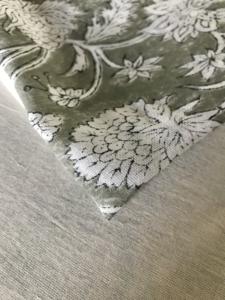 Tissu en coton imprimé à la main – Motif floral Mughal Creeper |   Vert olive avec impression blanche - Product Image 3