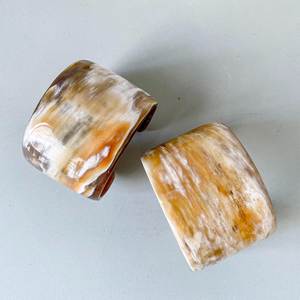 Elegante Brazalete de Cuerno de Búfalo Hecho con Materiales Naturales para una Colección de Accesorios de Moda Sostenible, Regalo Moderno - Product Image 3