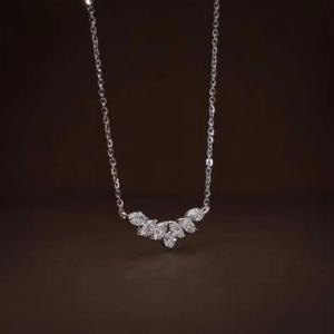Collier pendentif en or blanc massif avec diamants taillés marquise et ronds, serti en grappe incurvée, chaîne à maillons en V, style minimaliste - Product Image 2