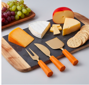 Juego de 3 cuchillos para queso con hoja de acero inoxidable dorado y mango de resina naranja marmoleada, perfecto para uso doméstico. - Product Image 5
