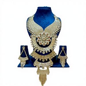 Ensemble de collier de mariée de luxe en finition or royal avec pendentif à franges superposées et boucles d'oreilles assorties 63117 - Product Image 1