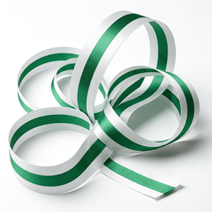 ริบบิ้นผ้าซาตินสีขาวลายเส้นสีเขียวตรงกลางขนาด 25 มม. ขายส่ง สำหรับห่อของขวัญ จัดดอกไม้ ตกแต่งบรรจุภัณฑ์ และงานฝีมือ - Product Image 1