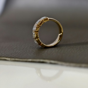 Anillo de banda de oro macizo de 18 quilates con seis diamantes cultivados en laboratorio con corte esmeralda y engaste de bisel, ideal para regalo de compromiso, boda o aniversario. - Product Image 5