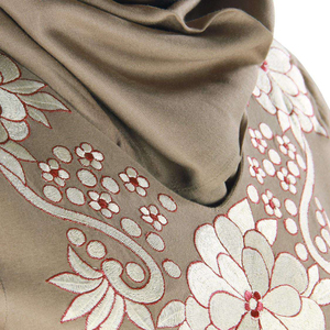 Robe de soirée élégante beige modeste avec broderie florale, manches longues, longueur au sol, en satin, pour femme - Product Image 6