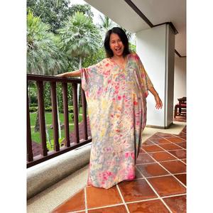 Robe longue kaftan tie-dye pour femme, coupe ample et oversize, taille naturelle, lavable, écologique, idéale pour les vacances à la plage et les stations balnéaires. - Product Image 2
