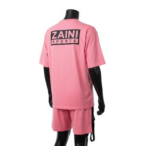 ชุดเสื้อยืดและกางเกงขาสั้นผู้ชาย ผ้าคอตตอนผสมโพลีเอสเตอร์ น้ำหนักเบา 200 GSM สีชมพู พร้อมโลโก้แบบรีดร้อน - Product Image 5