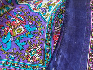 Bufanda de Lujo 100% Seda de Morera con Estampado Serigrafiado, Borde Enrollado a Mano, Chal de Diseño Artesanal Personalizado para Venta al por Mayor en Boutiques - Product Image 3