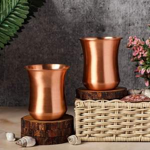 Elegante Vaso de Cobre con Silueta Curva, Acabado Liso, Hecho a Mano, Vajilla India Distintiva para Servir Agua Diariamente - Product Image 5