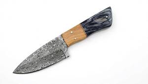 Outil utilitaire d'extérieur artisanal en acier Damas, manche bicolore en bois et résine, pièce de présentation - Product Image 2