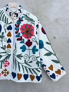 Chaqueta de algodón blanca de invierno para mujer, estilo Suzani, con bordado floral multicolor, estilo bohemio, étnico, hecho a mano, transpirable, corta. - Product Image 3