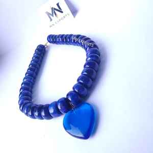 Collier avec pendentif en forme de cœur en résine de qualité supérieure pour femmes - Product Image 1