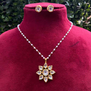 Ensemble de pendentifs en chaîne avec pierres Kundan plaqué or blanc de Jewelemarket, collection de bijoux élégants et raffinés - Product Image 1