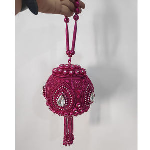 ผู้ส่งออกทั่วโลกจำหน่ายกระเป๋าคลัทช์โลหะประดับลูกปัดสำหรับผู้หญิง คุณภาพเยี่ยม ดีไซน์ทันสมัย น้ำหนักเบา บุด้วยผ้าไหม - Product Image 1