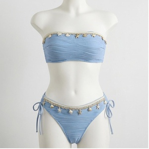 Ensemble bikini froncé bleu clair pour femme avec bordure en dentelle et décorations coquillages, haut bandeau et bas à nouer sur les côtés - Product Image 1