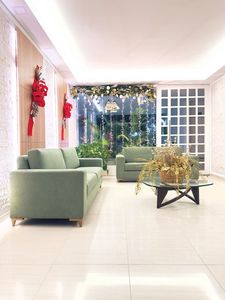 Sofá Contemporáneo de Tres Plazas en Tela Verde para Vestíbulo de Hotel y Muebles de Sala de Estar - Product Image 4
