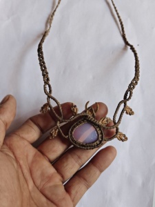 Collar de Macramé Gris Hecho a Mano con Cabujón Ovalado de Labradorita y Luna Creciente Dorada, Joyería Boho para Mujer - Product Image 2