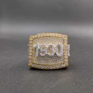 Anillo de Número Personalizado con Incrustaciones de Diamantes VVS Moissanite, Anillo de Moda Hip Hop Chapado en Rodio - Product Image 1