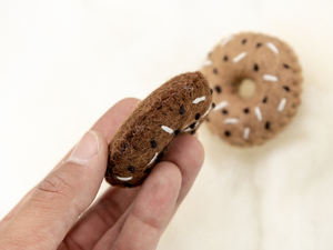 Donut de Fieltro Cosido con Chispas, Juguete de Comida de Imitación Hecho a Mano, Decoración para Fiestas Infantiles, Donuts de Colores Personalizados, Venta al Por Mayor - Product Image 3