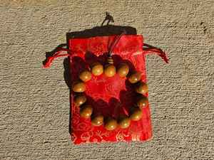 Pulsera de cuentas redondas de madera hecha a mano con acabado natural, ligera, elegante y perfecta para el uso diario. - Product Image 3